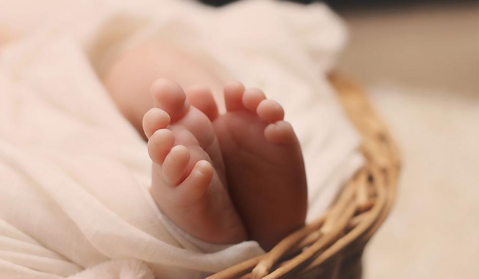 Bebeluş microsom, născut de o româncă de 19 ani la maternitatea din Botoşani 826050