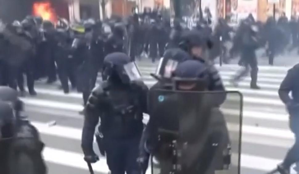 Scene de război în Paris | Franţa, sub asediul celor mai mari proteste! Emmauel Macron sfidat de manifestanţi în stradă 825412