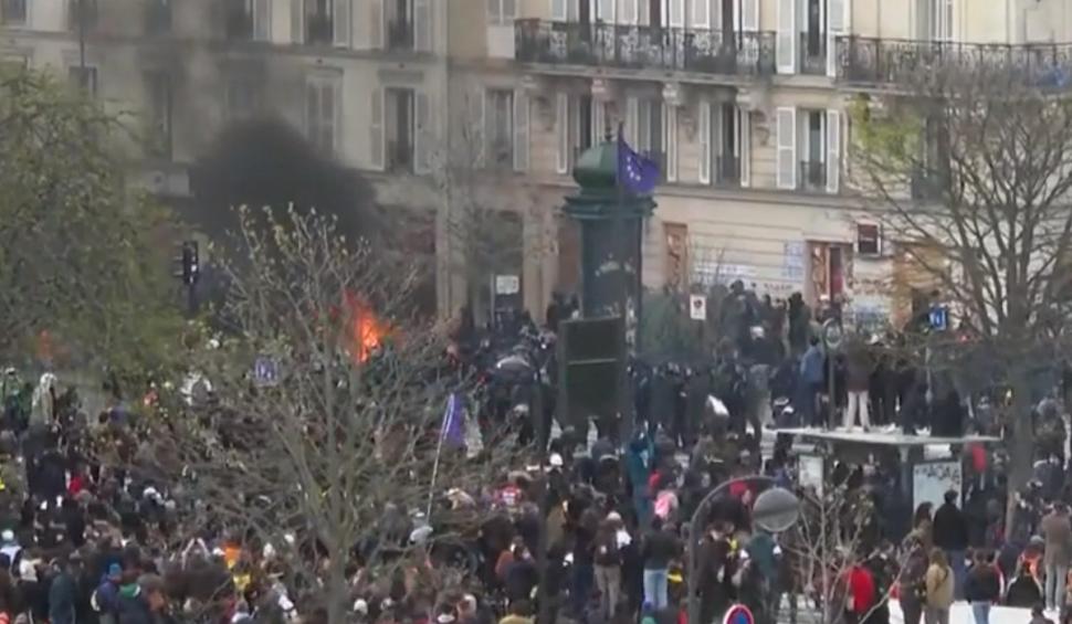 Scene de război în Paris | Franţa, sub asediul celor mai mari proteste! Emmauel Macron sfidat de manifestanţi în stradă 825413