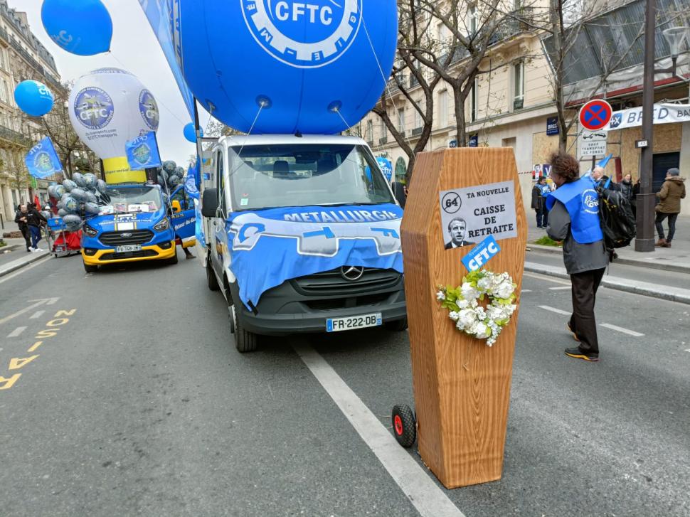 Scene de război în Paris | Franţa, sub asediul celor mai mari proteste! Emmauel Macron sfidat de manifestanţi în stradă 825421