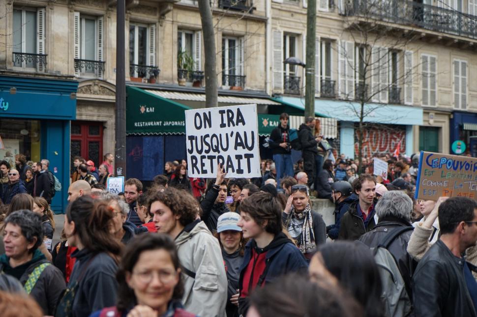 Scene de război în Paris | Franţa, sub asediul celor mai mari proteste! Emmauel Macron sfidat de manifestanţi în stradă 825422