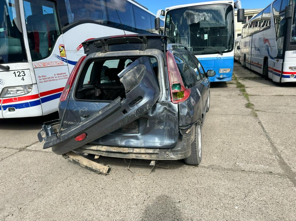 Vijelia a făcut prăpăd în România! Acoperișul sediului Jandarmeriei, luat de vânt la Suceava | Femeie rănită de un banner smuls de vânt, în Galați 825294