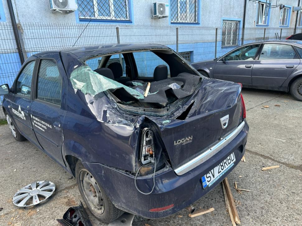 Vijelia a făcut prăpăd în România! Acoperișul sediului Jandarmeriei, luat de vânt la Suceava | Femeie rănită de un banner smuls de vânt, în Galați 825296