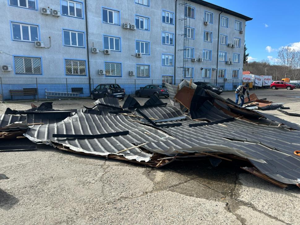 Vijelia a făcut prăpăd în România! Acoperișul sediului Jandarmeriei, luat de vânt la Suceava | Femeie rănită de un banner smuls de vânt, în Galați 825297