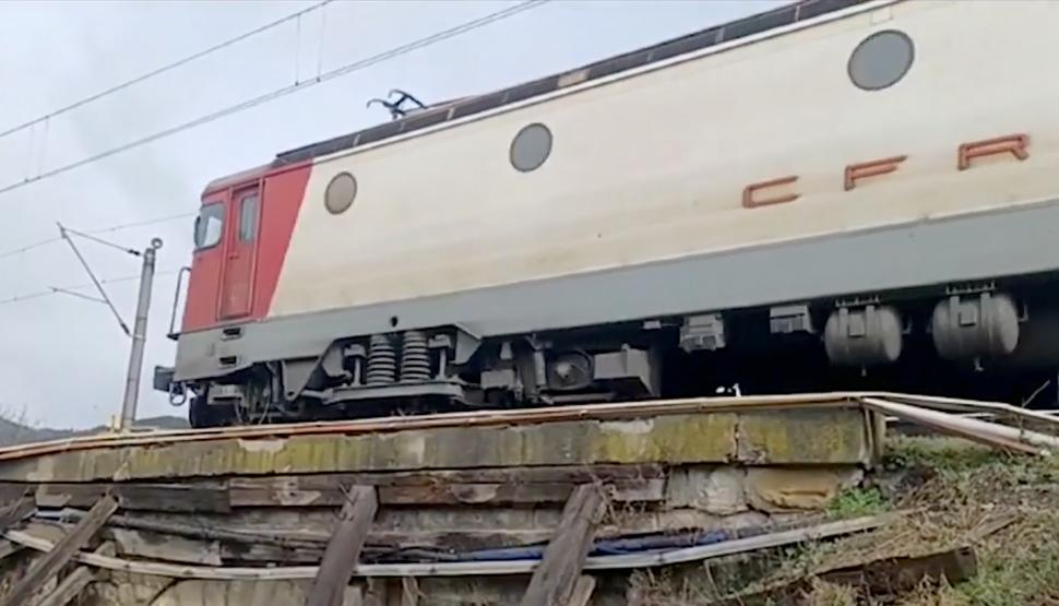 Pod feroviar la un pas de prăbușire. Stă sprijinit în stâlpi șubrezi de lemn | CFR spune că nu e prioritară reabilitarea 825479