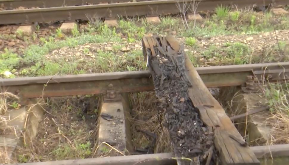 Pod feroviar la un pas de prăbușire. Stă sprijinit în stâlpi șubrezi de lemn | CFR spune că nu e prioritară reabilitarea 825480