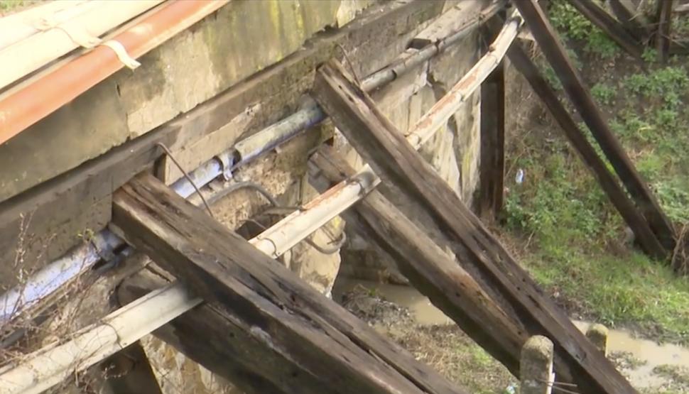 Pod feroviar la un pas de prăbușire. Stă sprijinit în stâlpi șubrezi de lemn | CFR spune că nu e prioritară reabilitarea 825481