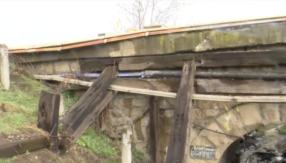Pod feroviar la un pas de prăbușire. Stă sprijinit în stâlpi șubrezi de lemn | CFR spune că nu e prioritară reabilitarea 825482