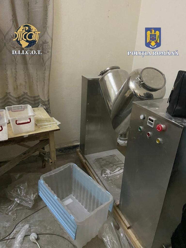Primul laborator de produse anabolizante din România, descoperit de DIICOT în urma unor percheziţii 825492