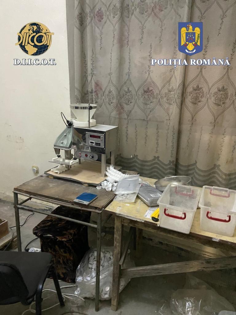 Primul laborator de produse anabolizante din România, descoperit de DIICOT în urma unor percheziţii 825493
