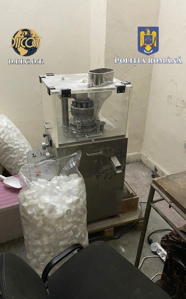 Primul laborator de produse anabolizante din România, descoperit de DIICOT în urma unor percheziţii 825495