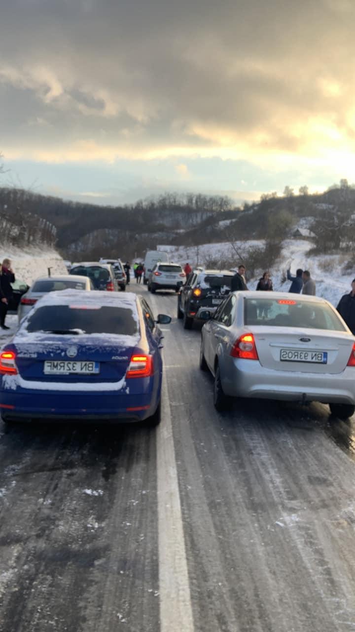 Trafic oprit între două orașe din cauza poleiului. Info Trafic: ”Mai multe autovehicule sunt imobilizate” 825463