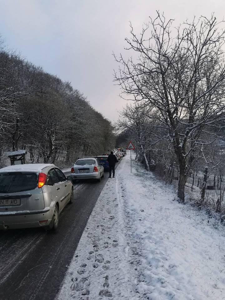 Trafic oprit între două orașe din cauza poleiului. Info Trafic: ”Mai multe autovehicule sunt imobilizate” 825464