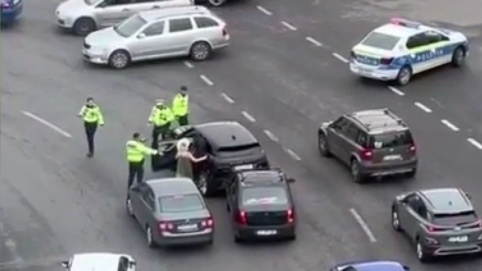 Momentul în care Ana Morodan este oprită de poliție. Reușește cu greu să se țină pe picioare