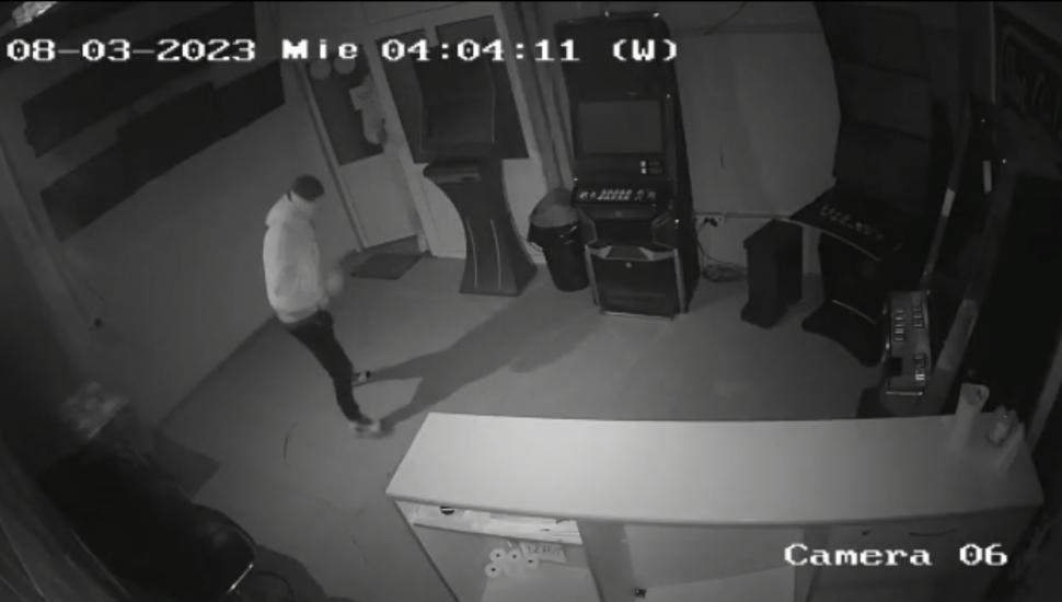 Un bărbat a furat 20.000 de lei după ce a distrus aparatele dintr-o sală de jocuri de noroc, într-o comună din Dolj 825781