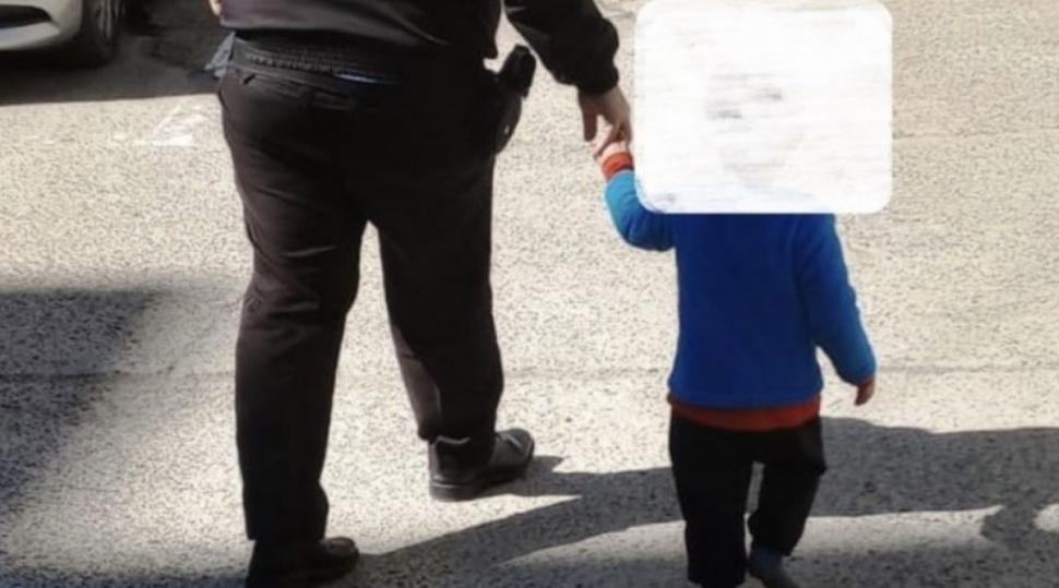 Copil de doi ani desculţ, găsit rătăcind pe străzile din Brăila. Mama sa era în vizită la nişte rude