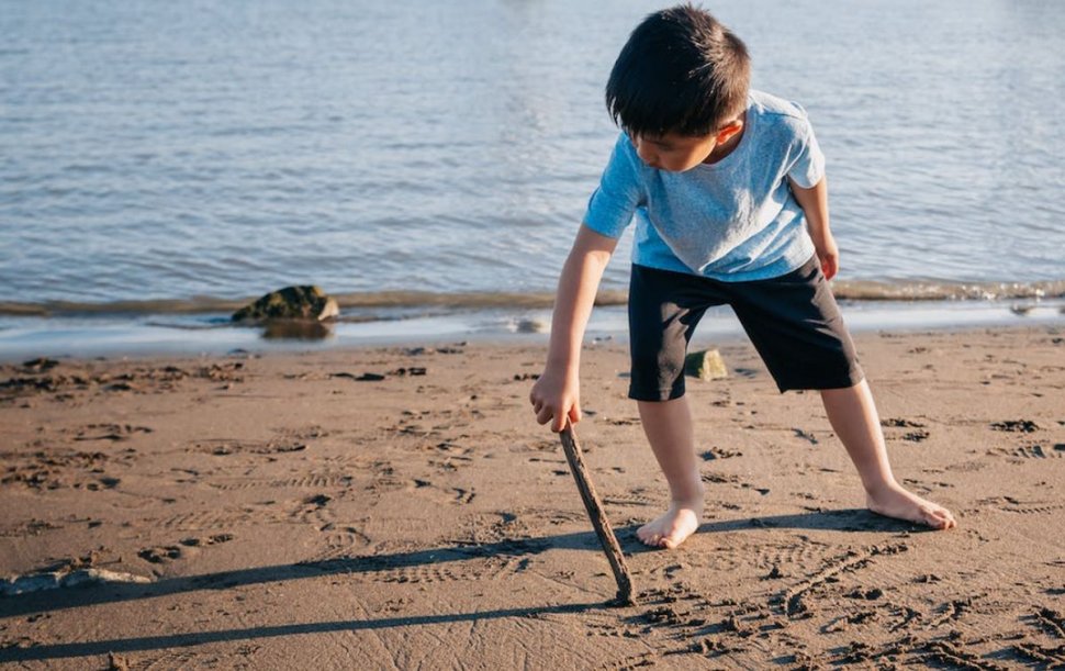 Un copil a mers la plajă cu familia. Pentru că se plictisea cumplit, a început să se joace în nisip și a descoperit o adevărată comoară