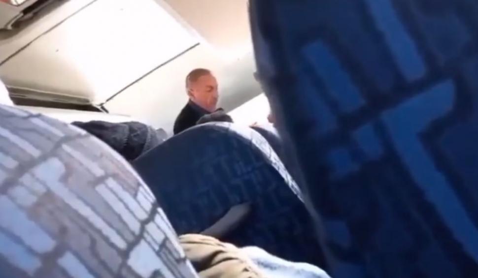 Şofer de microbuz din Oneşti, filmat când loveşte o femeie. Nimeni nu a intervenit să o apere