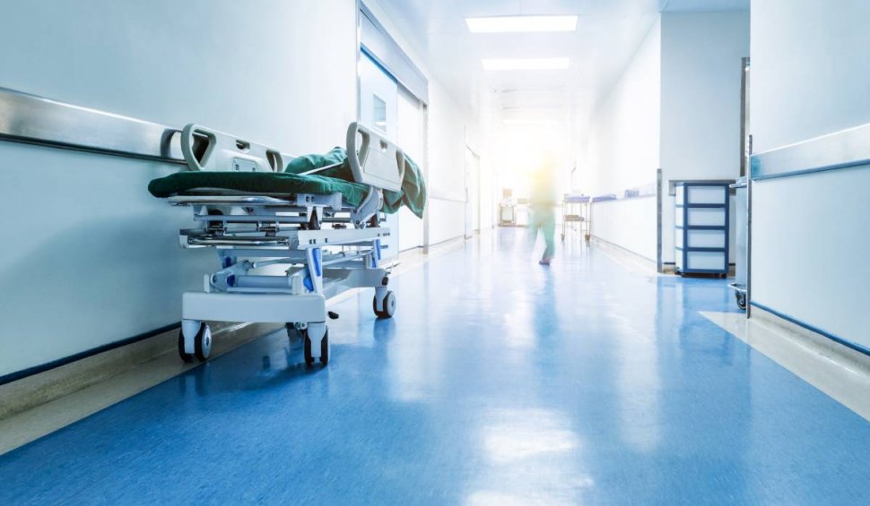 Spitalul Municipial Orşova stă cu aparatură de sute de mii de euro în cutii pentru că nu primeşte avize