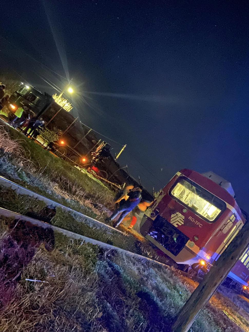 Accident feroviar în Prahova. Un autotren încărcat cu lemne a lovit un tren de călători 826115