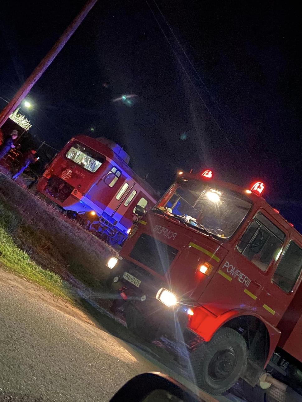 Accident feroviar în Prahova. Un autotren încărcat cu lemne a lovit un tren de călători 826116