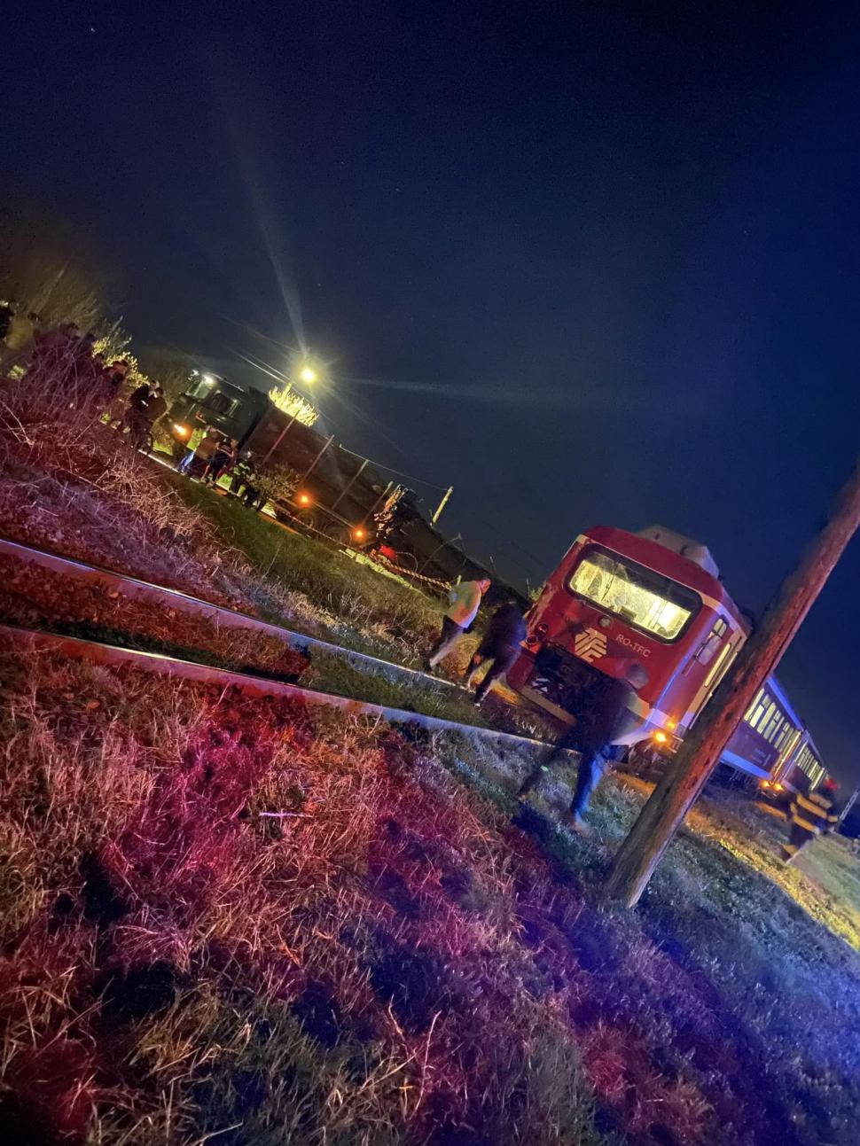 Accident feroviar în Prahova. Un autotren încărcat cu lemne a lovit un tren de călători 826117
