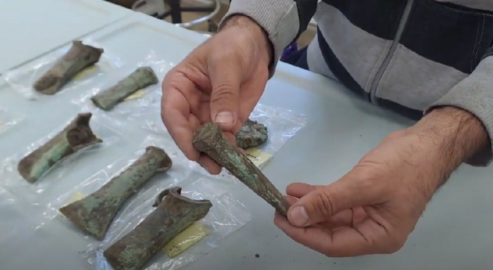 Doi bărbaţi din Alba au găsit un depozit de bronzuri de peste 3.000 de ani