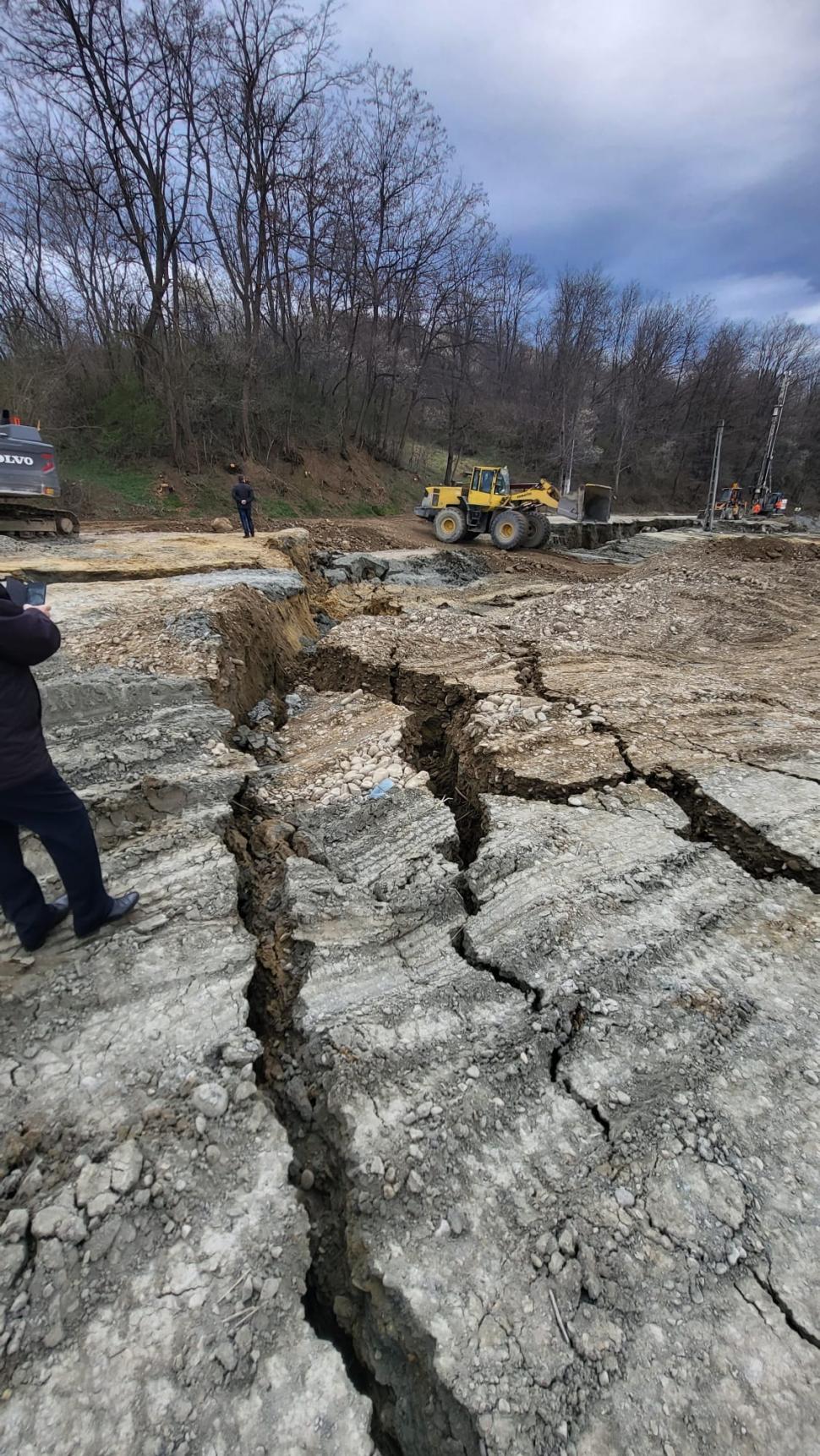 Aluncare masivă de teren pe un drum dintr-o comună din Vrancea  826090