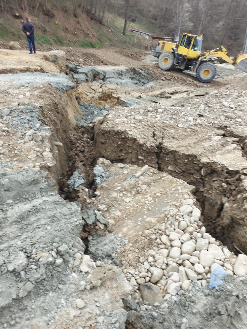 Aluncare masivă de teren pe un drum dintr-o comună din Vrancea  826091