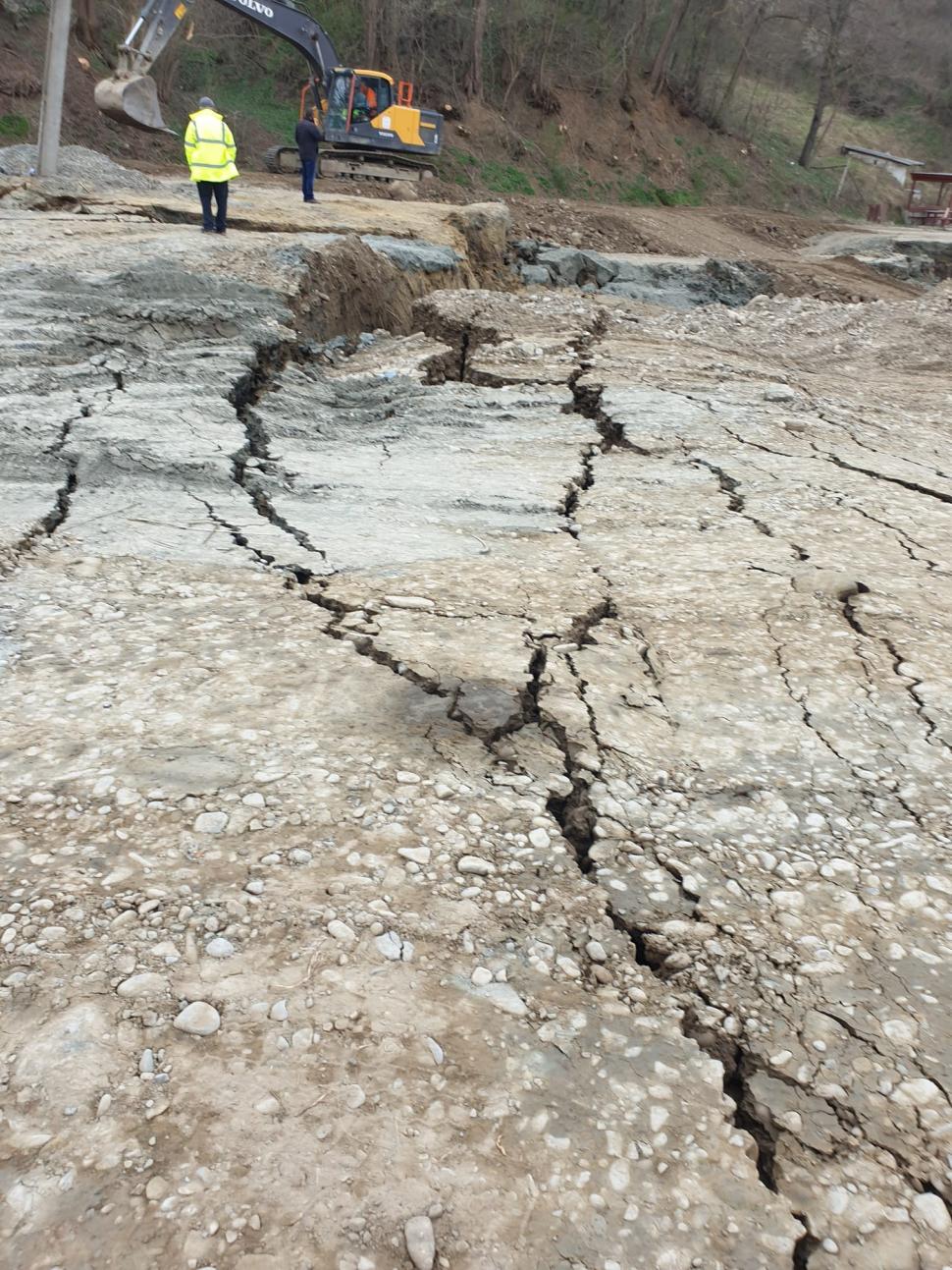 Aluncare masivă de teren pe un drum dintr-o comună din Vrancea  826092