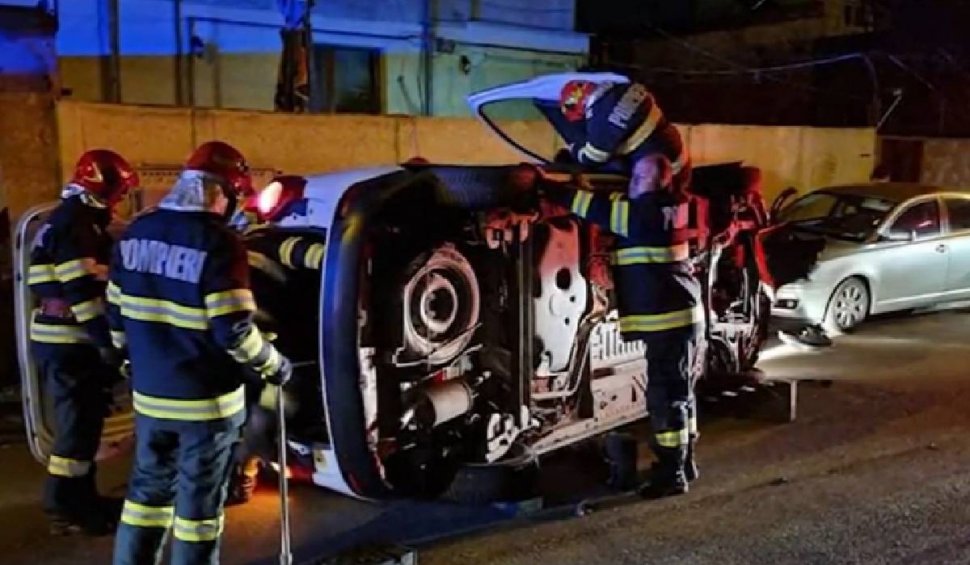 Ambulanță care transporta pacienți, răsturnată în Sectorul 5 din București. Doi oameni au ajuns la spital