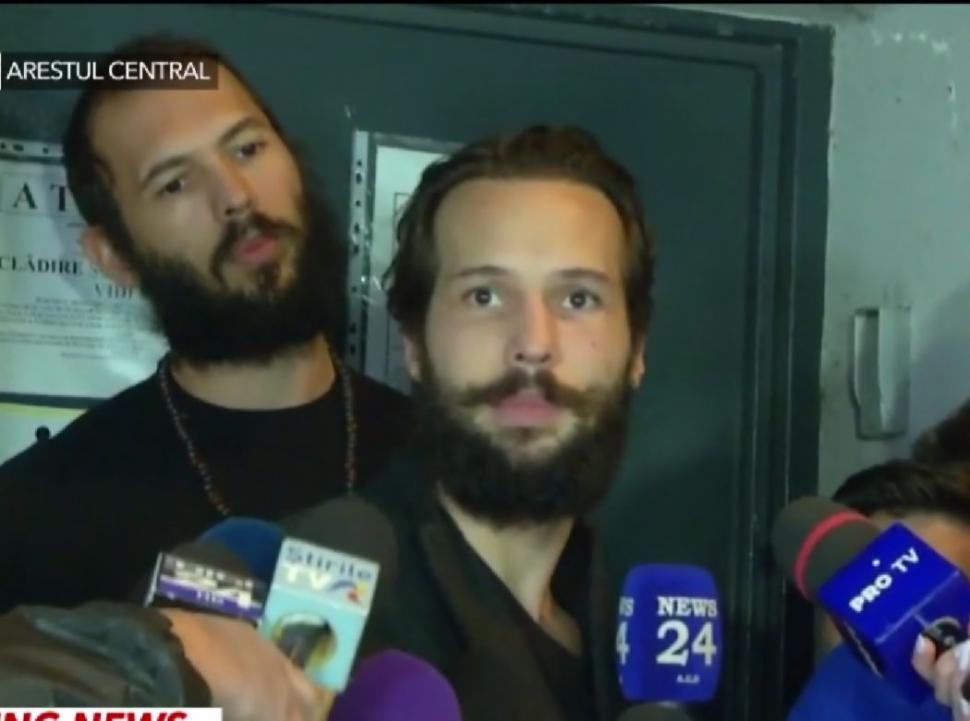 Fraţii Tate au fost eliberaţi din închisoare şi plasaţi în arest la domiciliu | Cum arată după trei luni petrecute în spatele gratiilor 826128