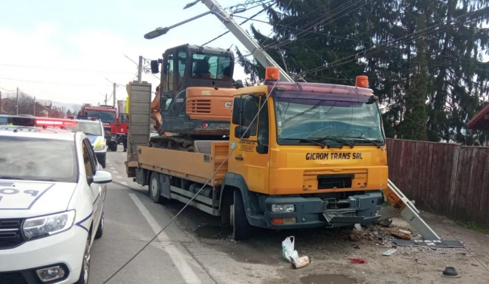 Un bătrân a fost lovit mortal de o macara, în timp ce traversa strada, într-o localitate din Vâlcea 825973