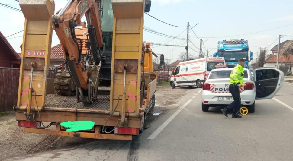Un bătrân a fost lovit mortal de o macara, în timp ce traversa strada, într-o localitate din Vâlcea 825975