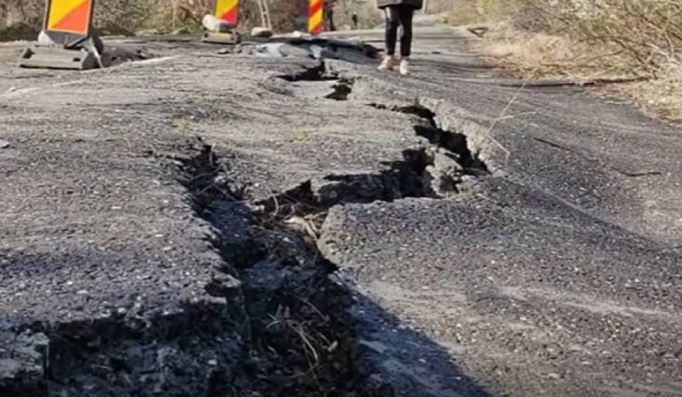 Drum surpat în Gorj, după valul de cutremure. Peste 70 de familii riscă să rămână izolate