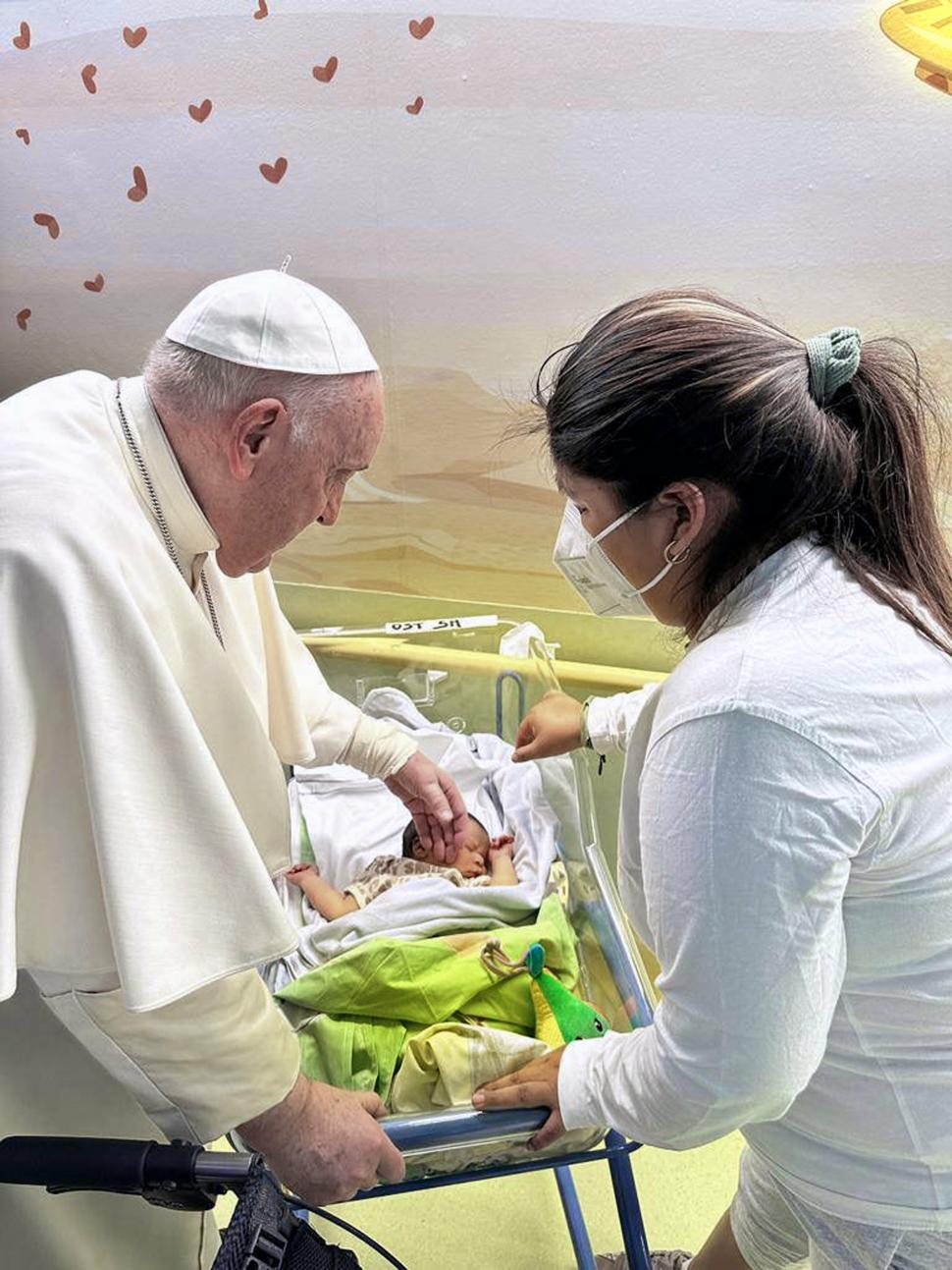 Papa Francisc a vizitat în spital copiii bolnavi de cancer și a botezat un nou născut | Va fi externat mâine 826055
