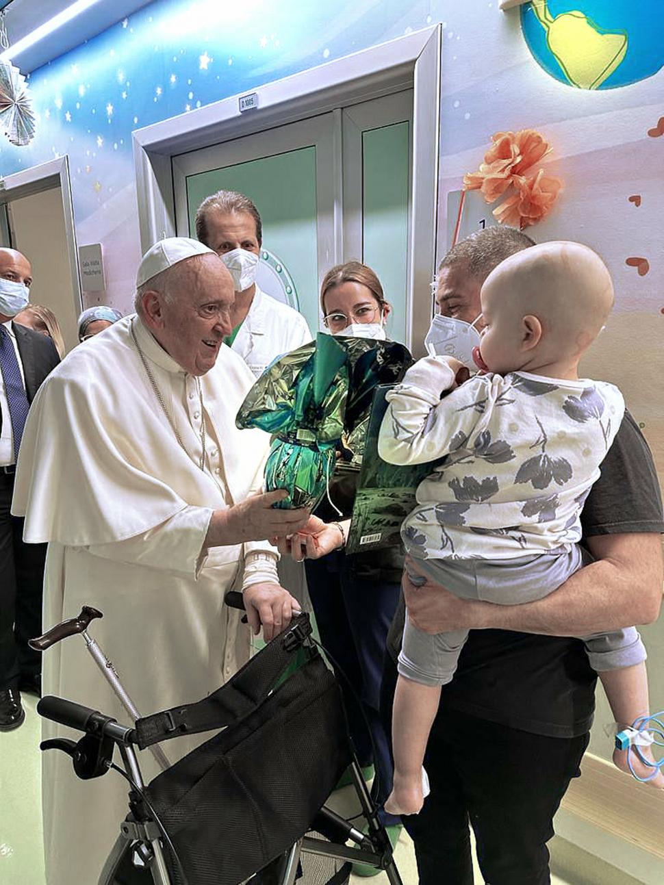Papa Francisc a vizitat în spital copiii bolnavi de cancer și a botezat un nou născut | Va fi externat mâine 826056