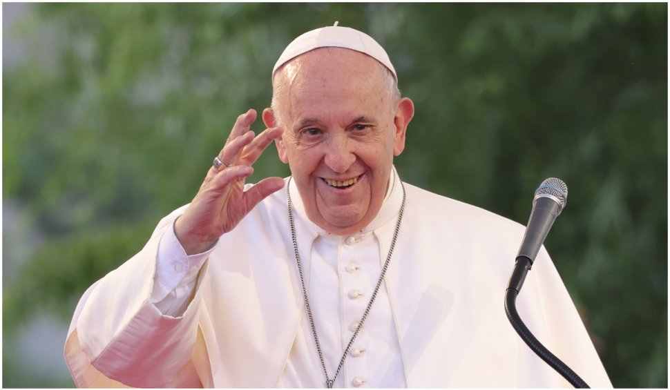 Papa Francisc a fost externat | Suveranul a mâncat pizza şi a botezat un copil în spital