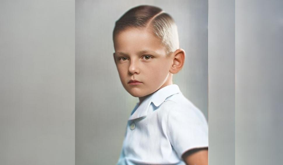 Recunoşti băieţelul blond cu privire pătrunzătoare? "Mi se pare mie sau tăcea în fotografie?" 826118