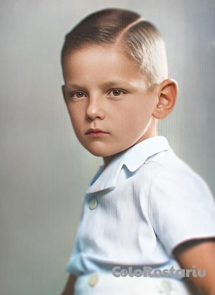 Recunoşti băieţelul blond cu privire pătrunzătoare? "Mi se pare mie sau tăcea în fotografie?" 826119