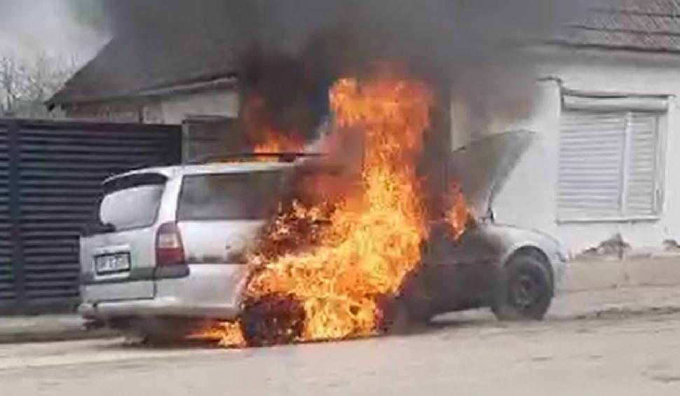 Un bărbat din Arad şi-a dat foc la maşină când a vrut să scoată benzina din rezervor cu o bormaşină 826399