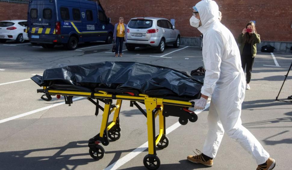 ''Un miros puternic de moarte şi gaz!''. O bătrână imobilizată la pat a murit de foame, după ce fiica ei a făcut stop cardiac. Au fost găsite după o lună, în Italia 826340