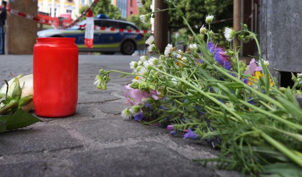 ''Un miros puternic de moarte şi gaz!''. O bătrână imobilizată la pat a murit de foame, după ce fiica ei a făcut stop cardiac. Au fost găsite după o lună, în Italia 826343