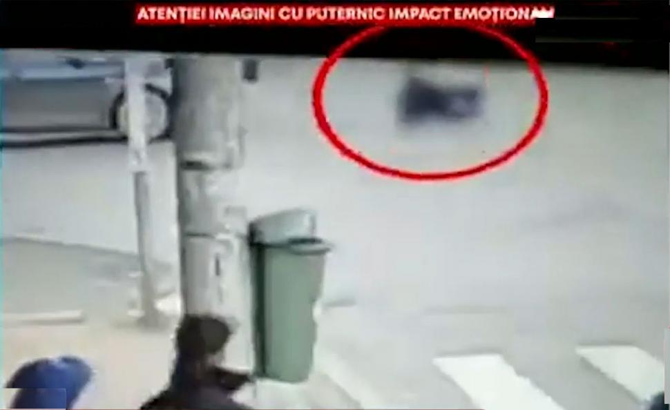 Momentul în care Dan Barna este lovit de o maşină pe trecerea de pietoni, în Bucureşti 826295