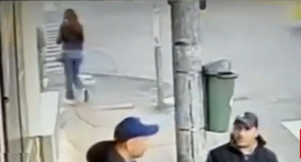 Momentul în care Dan Barna este lovit de o maşină pe trecerea de pietoni, în Bucureşti 826301