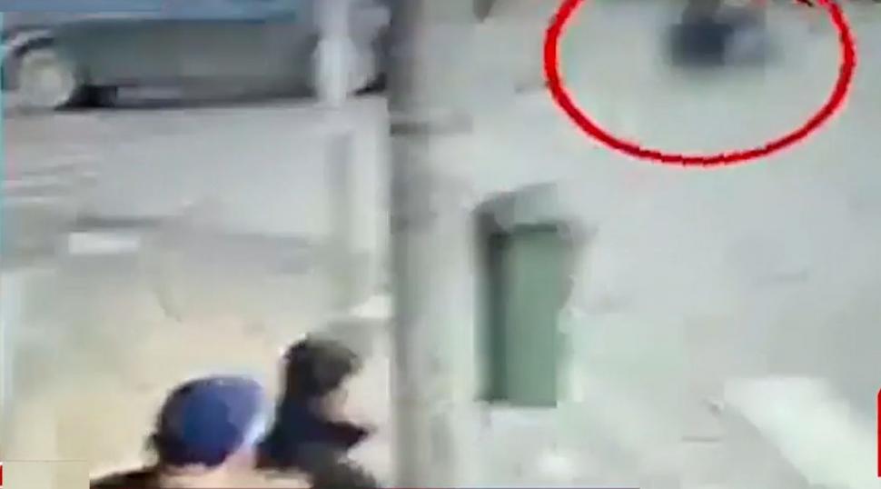 Momentul în care Dan Barna este lovit de o maşină pe trecerea de pietoni, în Bucureşti 826302