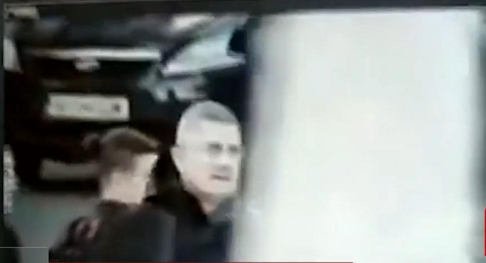 Momentul în care Dan Barna este lovit de o maşină pe trecerea de pietoni, în Bucureşti 826305