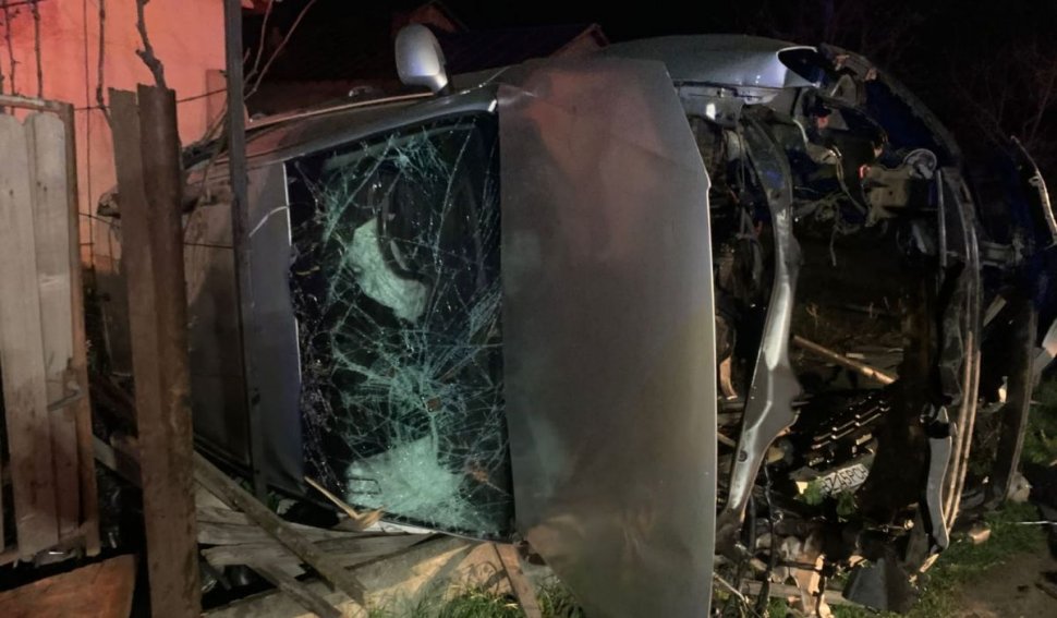 Un şofer de 20 de ani a intrat cu maşina într-un cap de pod, a lovit două curţi şi apoi s-a răsturnat, în apropiere de Buzău