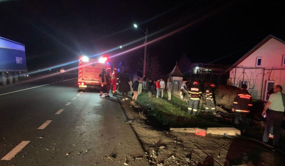 Un şofer de 20 de ani a intrat cu maşina într-un cap de pod, a lovit două curţi şi apoi s-a răsturnat, în apropiere de Buzău 826300