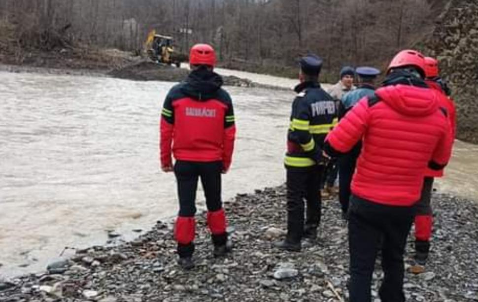 Un bărbat a murit luat de curent pe râul Putna, încercând să ajungă la animalele lui 826422
